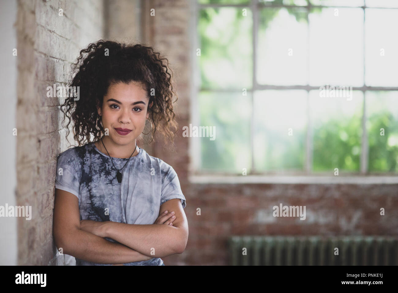 Ritratto di donna millenario in ufficio creativo Foto Stock