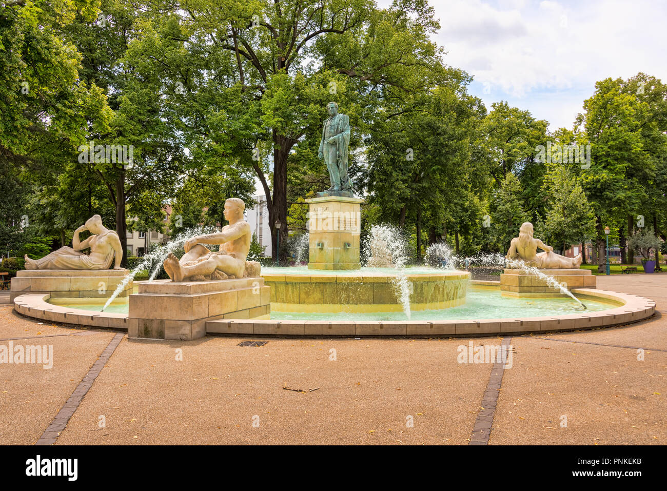 La "Fontana Bruat' con le sue figure in pietra arenaria e una statua di bronzo di Admiral Bruat sul campo di Marte nella città francese di Colmar in Alsazia Foto Stock