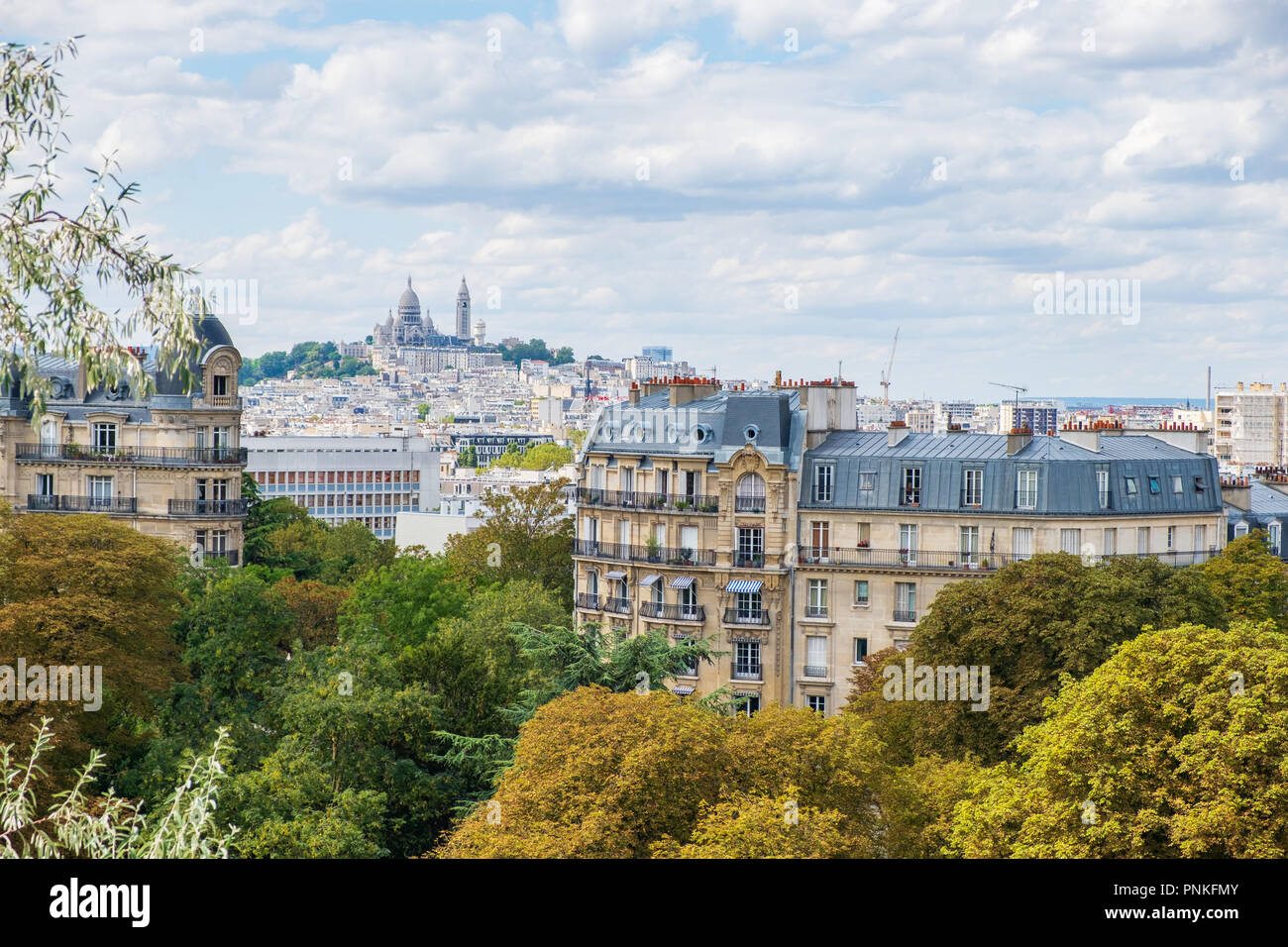 Lo skyline di Parigi con la collina di Montmartre e Sacre Coeur basilica vista dal parco Buttes-Chaumont. Foto Stock