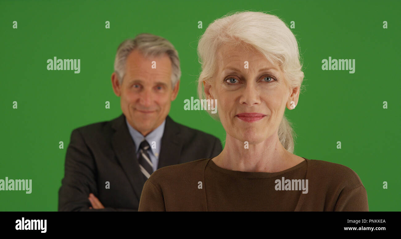 Fiducioso dell'imprenditore e imprenditrice che posano su schermo verde Foto Stock