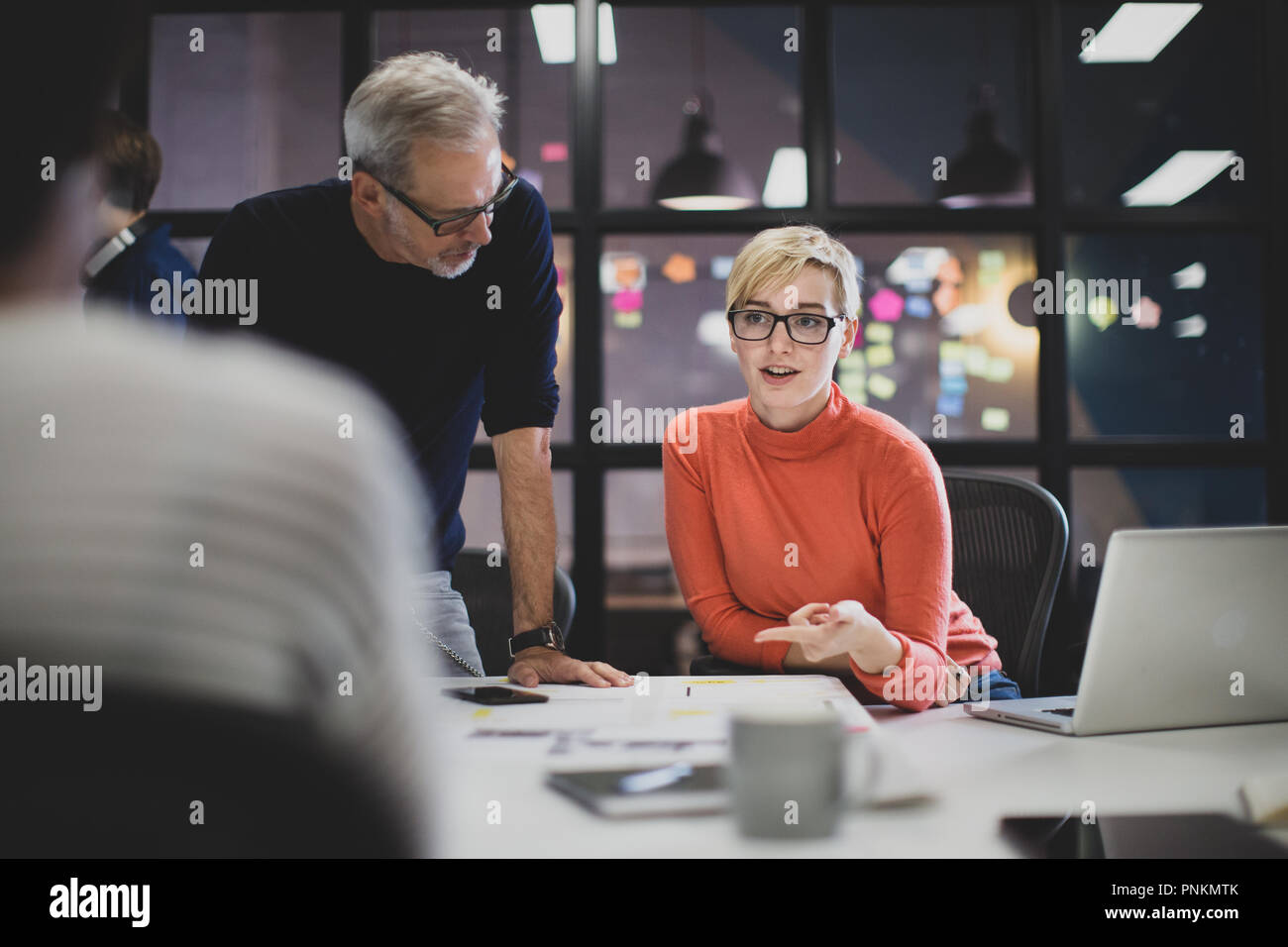 Collaboratori lavora fino a tardi in un ufficio Foto Stock