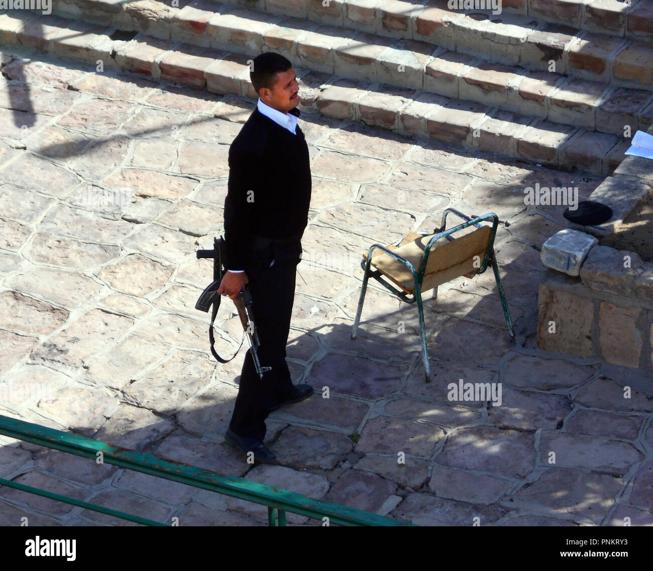 Una guardia armata si erge sulla banchina del fiume Nilo al fine di proteggere i passeggeri e i turisti sulle navi da crociera che tie fino lì per la notte in Egitto. Foto Stock
