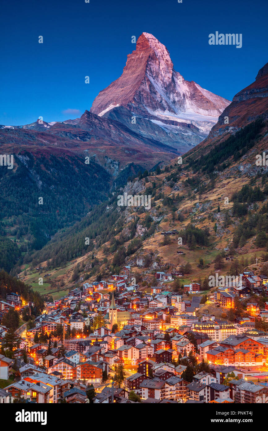 Zermatt. Immagine iconica del villaggio di Zermatt, Svizzera con il Cervino in background durante il crepuscolo. Foto Stock