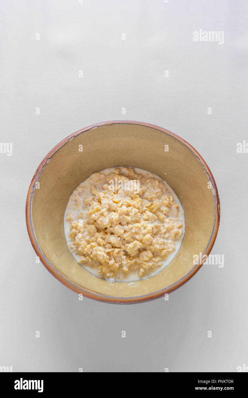 Cuocere i fiocchi d'avena porridge in una ciotola Foto Stock