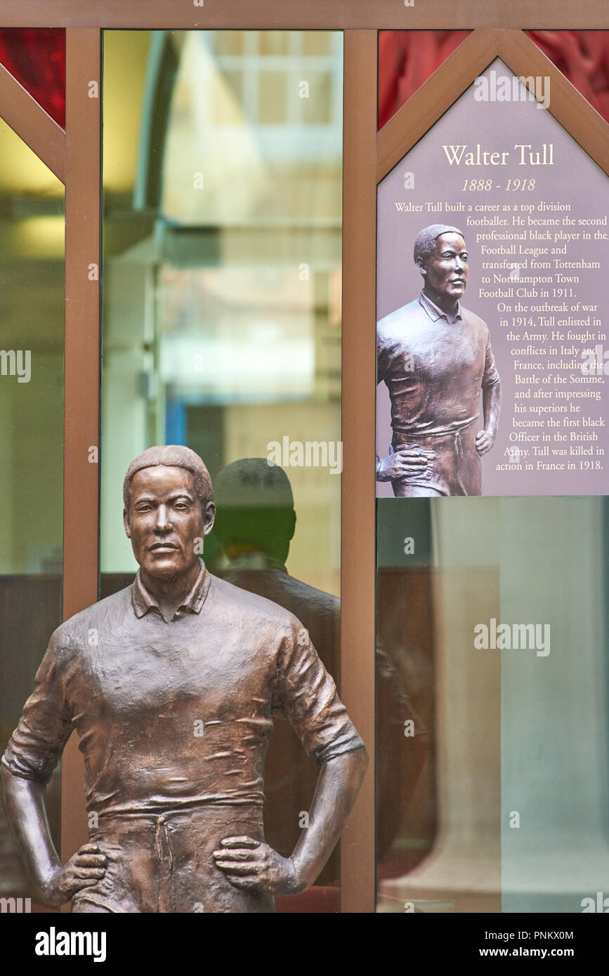 Statua di metallo e biografia di Walter Tull, calciatore nero, nel cortile presso la Guildhall, uffici di Northampton consiglio comunale, Inghilterra. Foto Stock