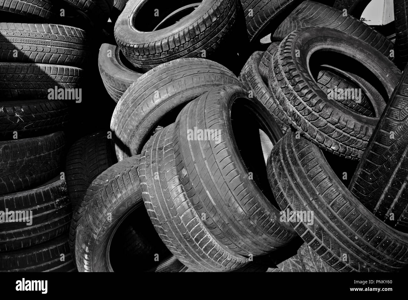 Pila di abbandonati e pneumatici danneggiati Foto Stock