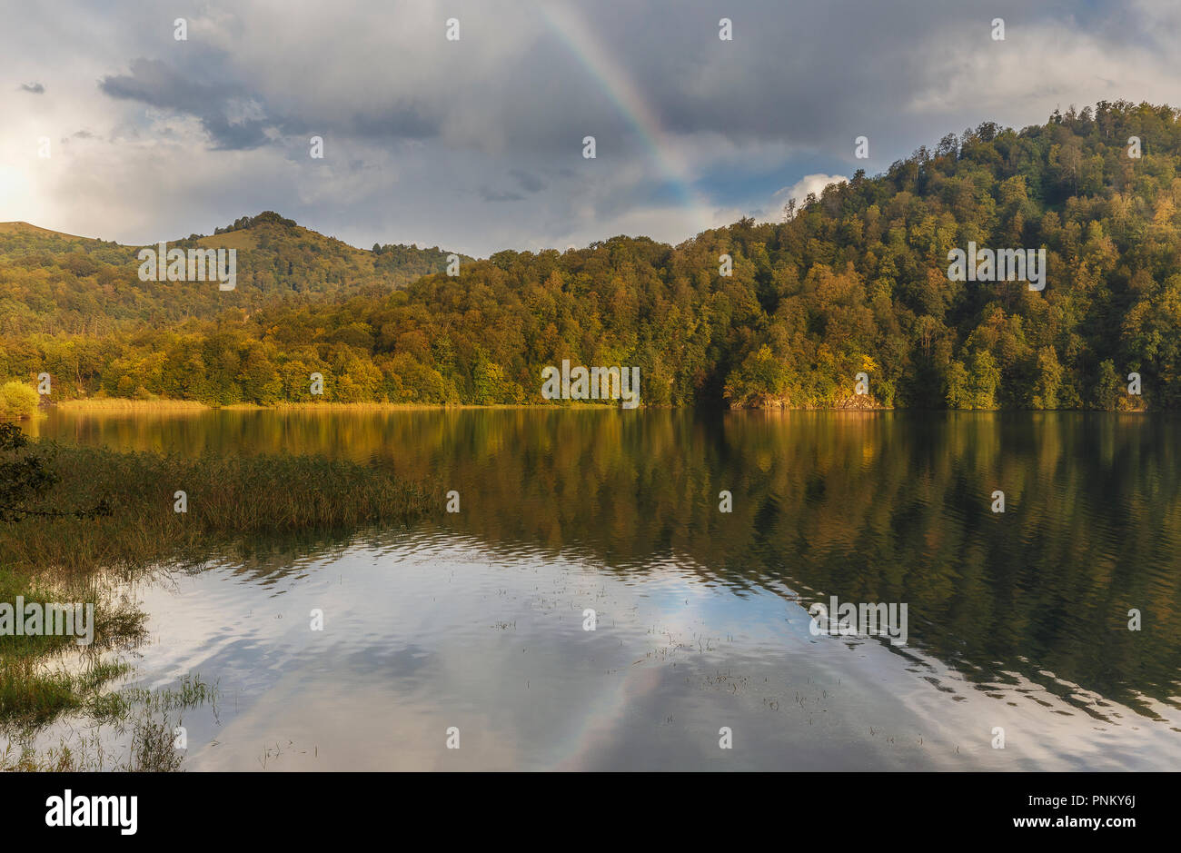 Il lago di Goygol in Azerbaigian nel mese di settembre Foto Stock