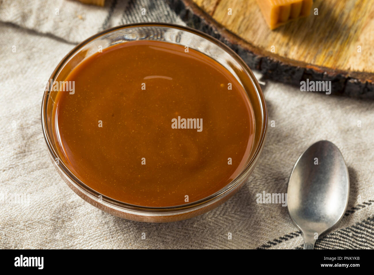 Dolci fatti in casa la salsa di caramello per immersione o per la cottura Foto Stock