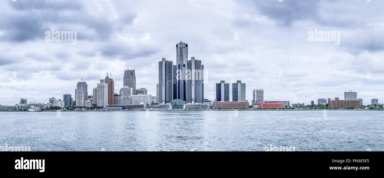 Uffici dell'industria automobilistica sulle rive del fiume Detroit. Un gruppo di edifici imponenti è la General Motors. Foto Stock