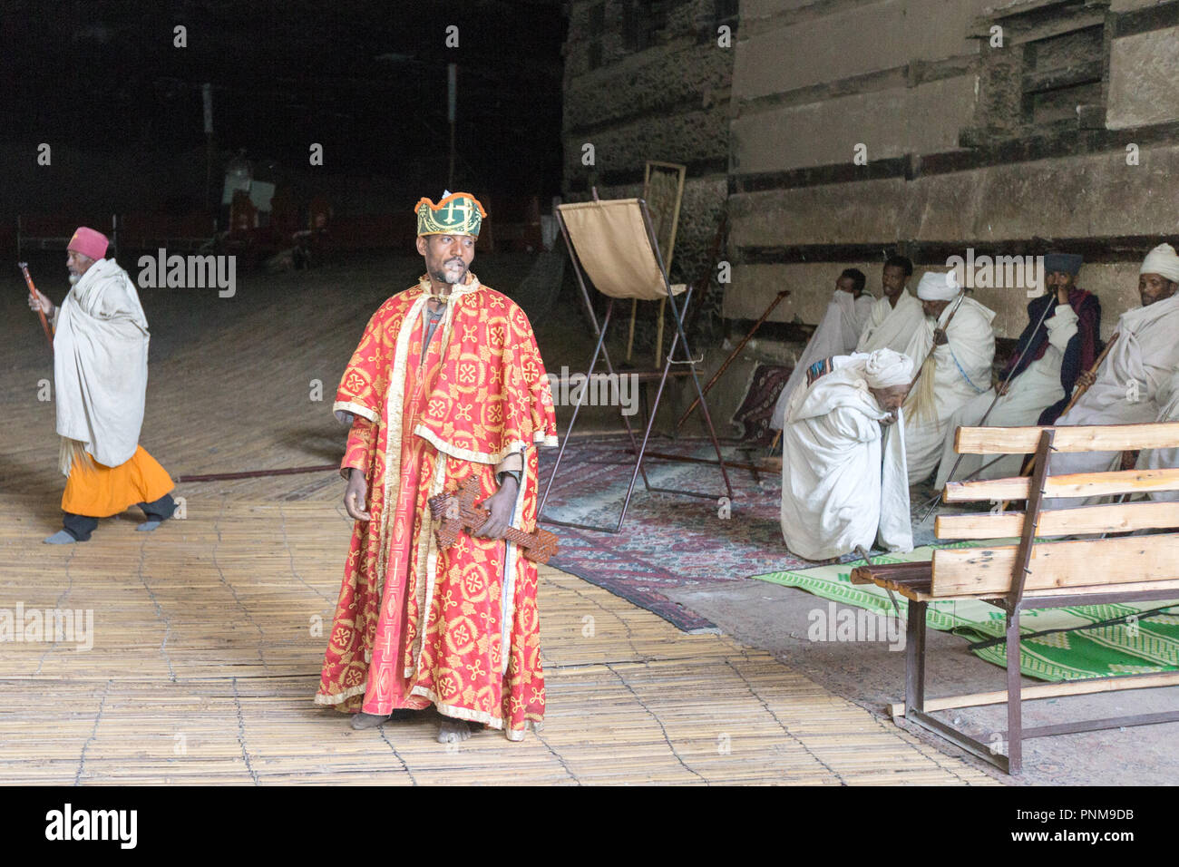 Sacerdote e congregants: Yemrehanna Kristos Monastero, Lalibela, Etiopia Foto Stock