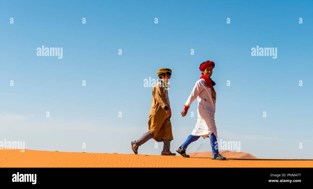 Due nativi beduini eseguire sulle dune di sabbia nel deserto, Erg Chebbi, Merzouga, Sahara, Marocco Foto Stock