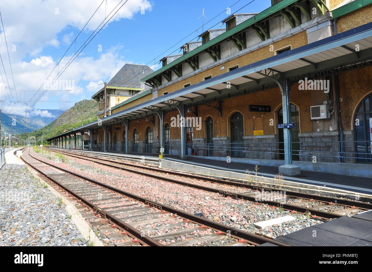 La stazione ferroviaria di piattaforme e pista di Latour-de-Carol, Pyrenees-Orientales, Occitanie, Francia Foto Stock
