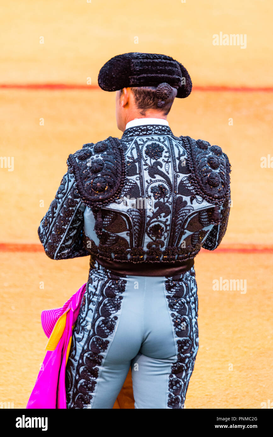 Matador, Torero o Toureiro in abbigliamento tradizionale, la corrida in un'arena Plaza de Toros de la Real de Maestranza de Foto Stock