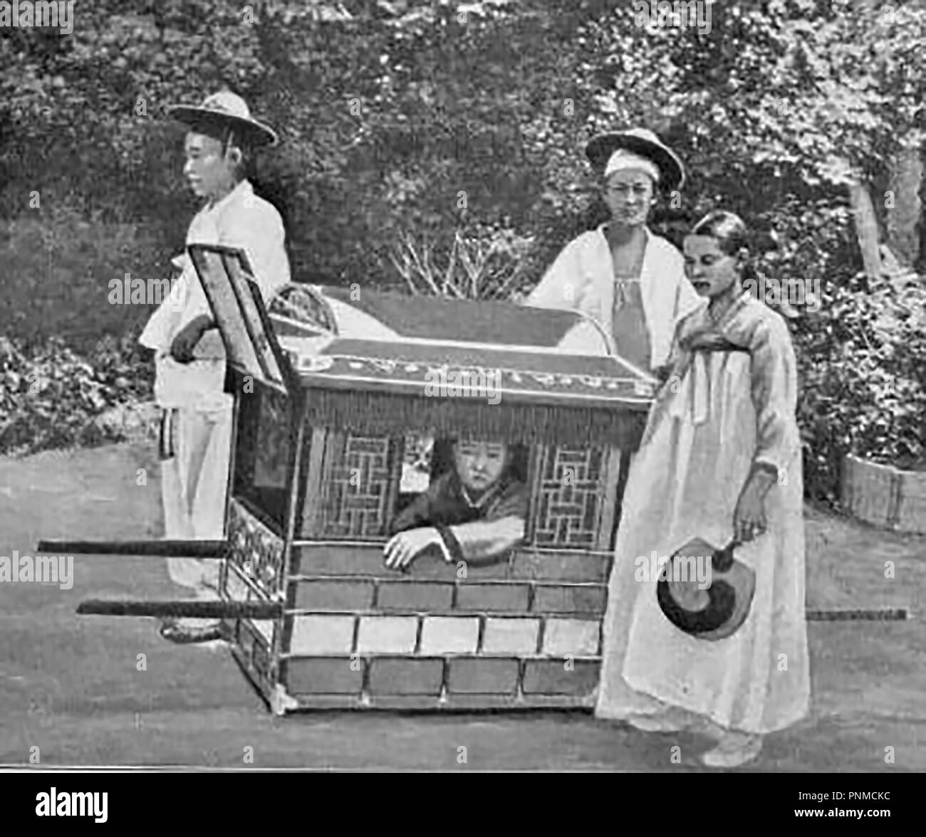 Corea 1904, una vista di una tipica modalità di trasporto (portantina o lettiera) noto come una Gama, utilizzato da ben off Foto Stock