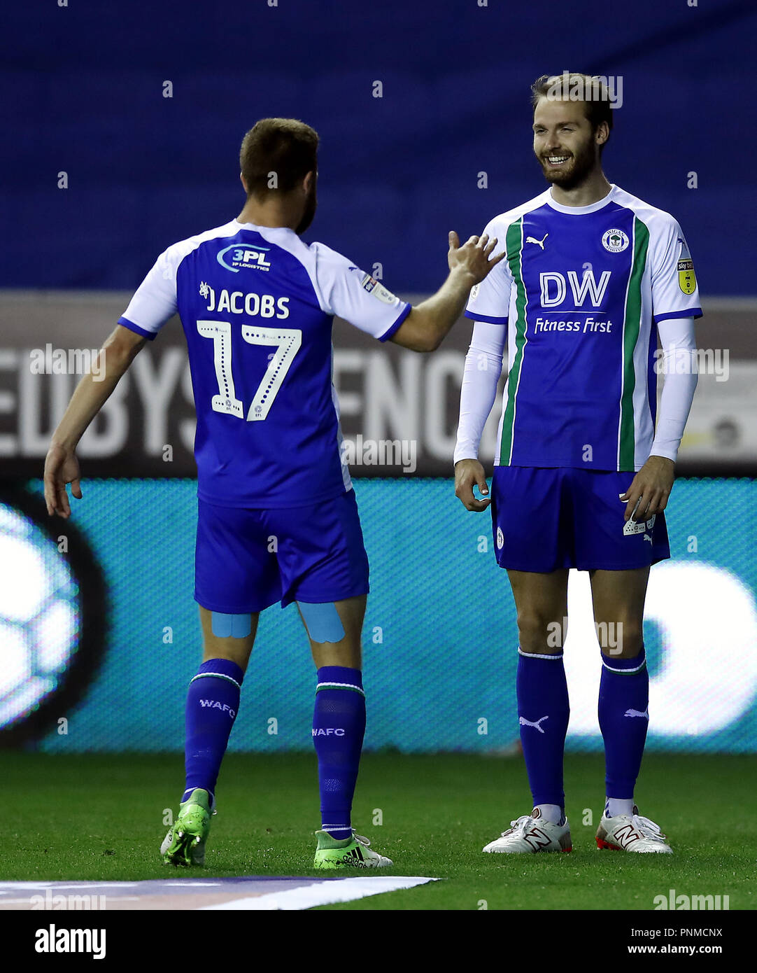 Wigan Athletic Nick Powell (destra) punteggio celebra il suo lato del primo obiettivo del gioco con Michael Jacobs (sinistra) durante il cielo di scommessa match del campionato al DW Stadium, Wigan. Foto Stock