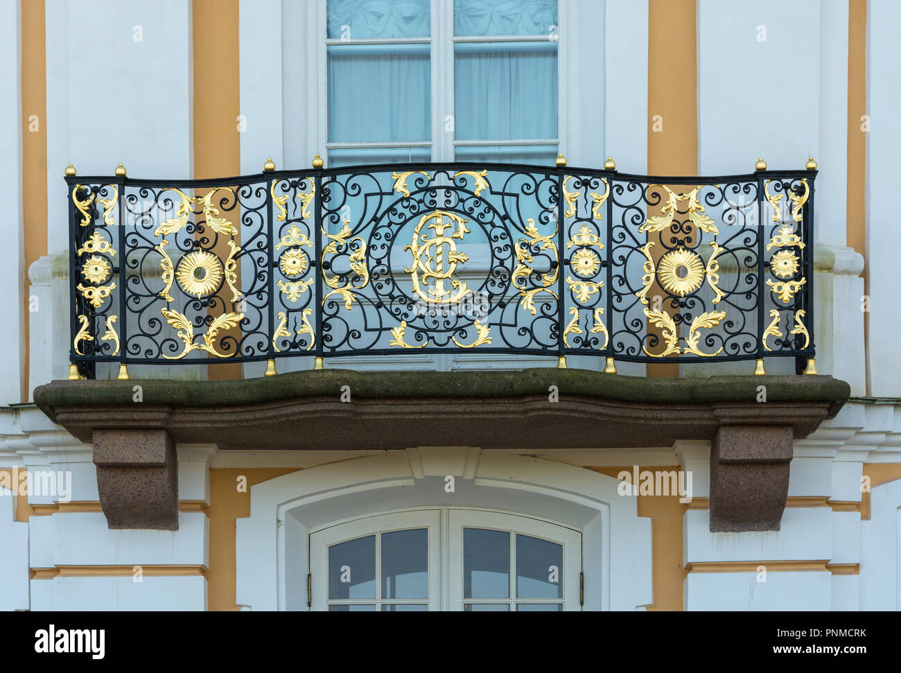 Peterhof, Russia - 28 Settembre 2017: il balcone del Grand Peterhof Palace il 28 settembre 2017 a Peterhof, Russia. Foto Stock