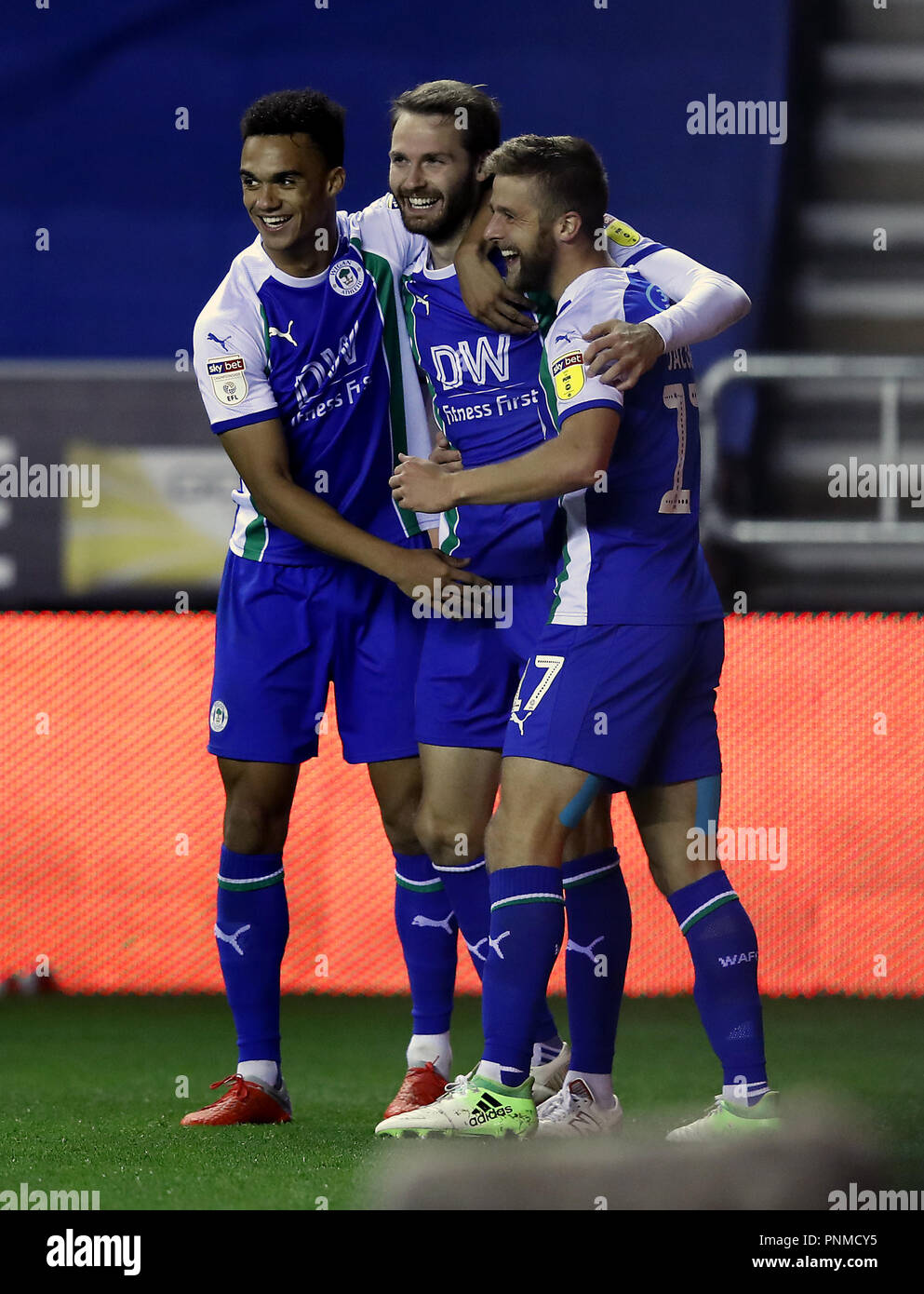 Wigan Athletic Nick Powell (centro) celebra il suo punteggio lato del primo obiettivo del gioco con Michael Jacobs (a destra) durante il cielo di scommessa match del campionato al DW Stadium, Wigan. Foto Stock