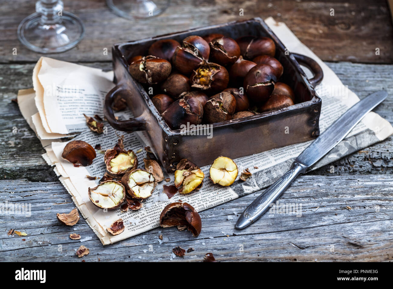 Castagne arrostite in una vecchia scatola. Messa a fuoco selettiva. Foto Stock