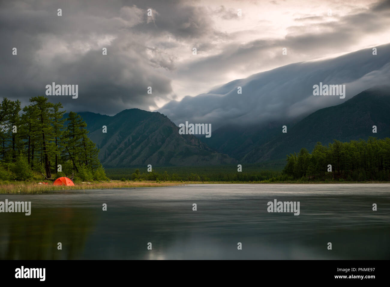 Tenda vicino Lake Shore a belle montagne Foto Stock