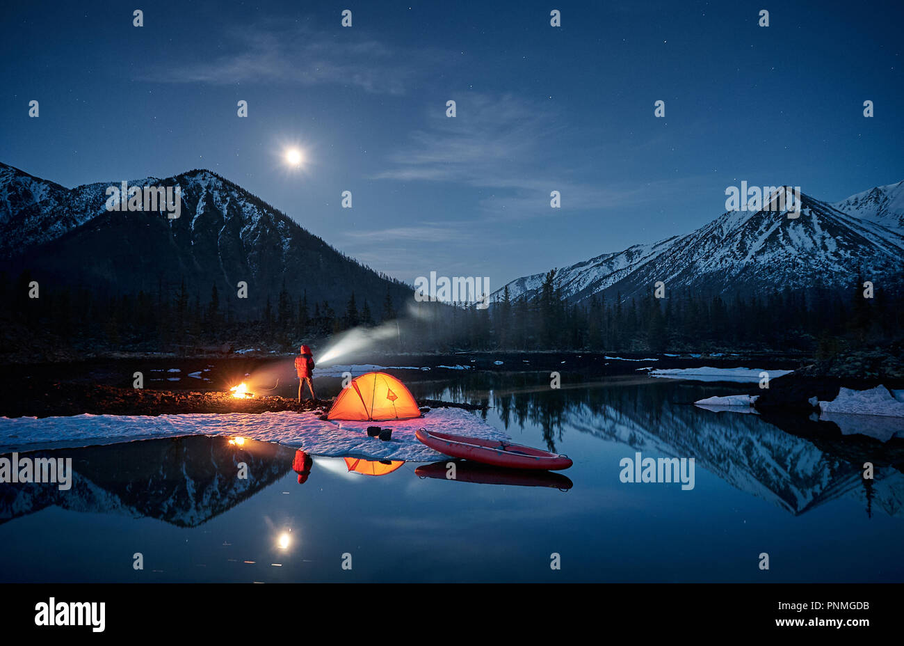 Vista del camp la vita in un terreno di montagna. Sul lago con canoa Foto Stock