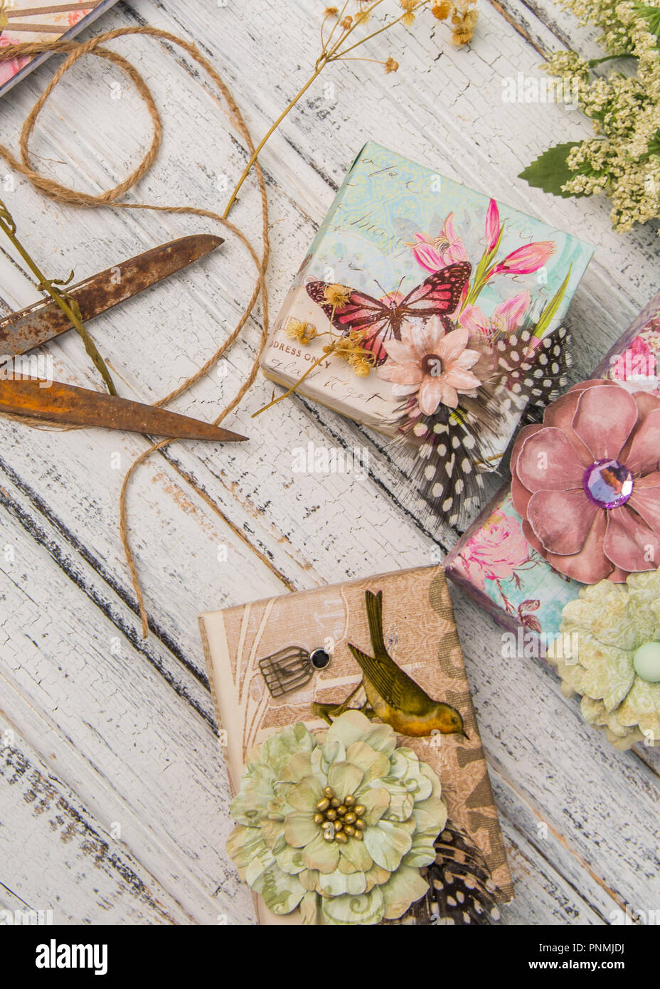 Shabby Chic Scatole decorate con gli oggetti artigianali in ambiente  rustico sfondo Foto stock - Alamy