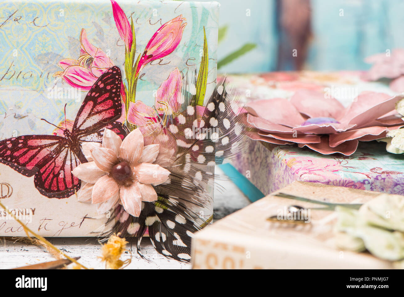 Fiori Secchi, confezione regalo e piume per un pulcino squallido dono Foto Stock