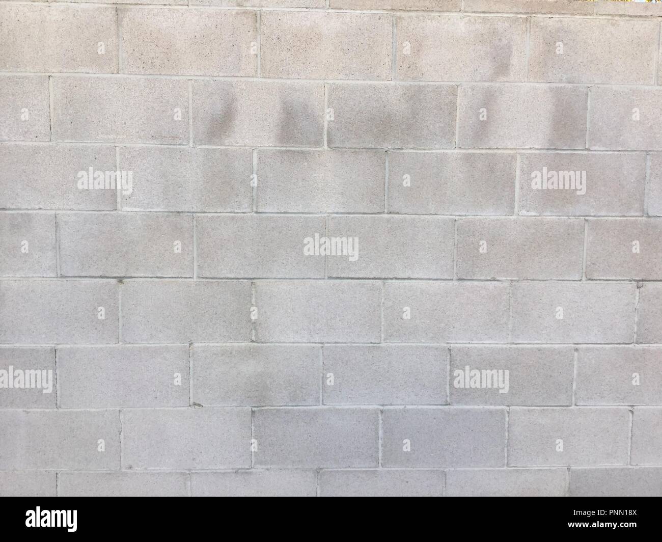 Muro di calcestruzzo di recupero o blocco di cemento a parete, all'aperto. Foto Stock