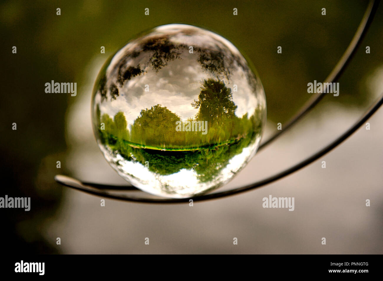 Grandi palle di vetro galleggiante nella camera.Große Glas Kugel Sfera, die in den Raum schwimmt. Foto Stock