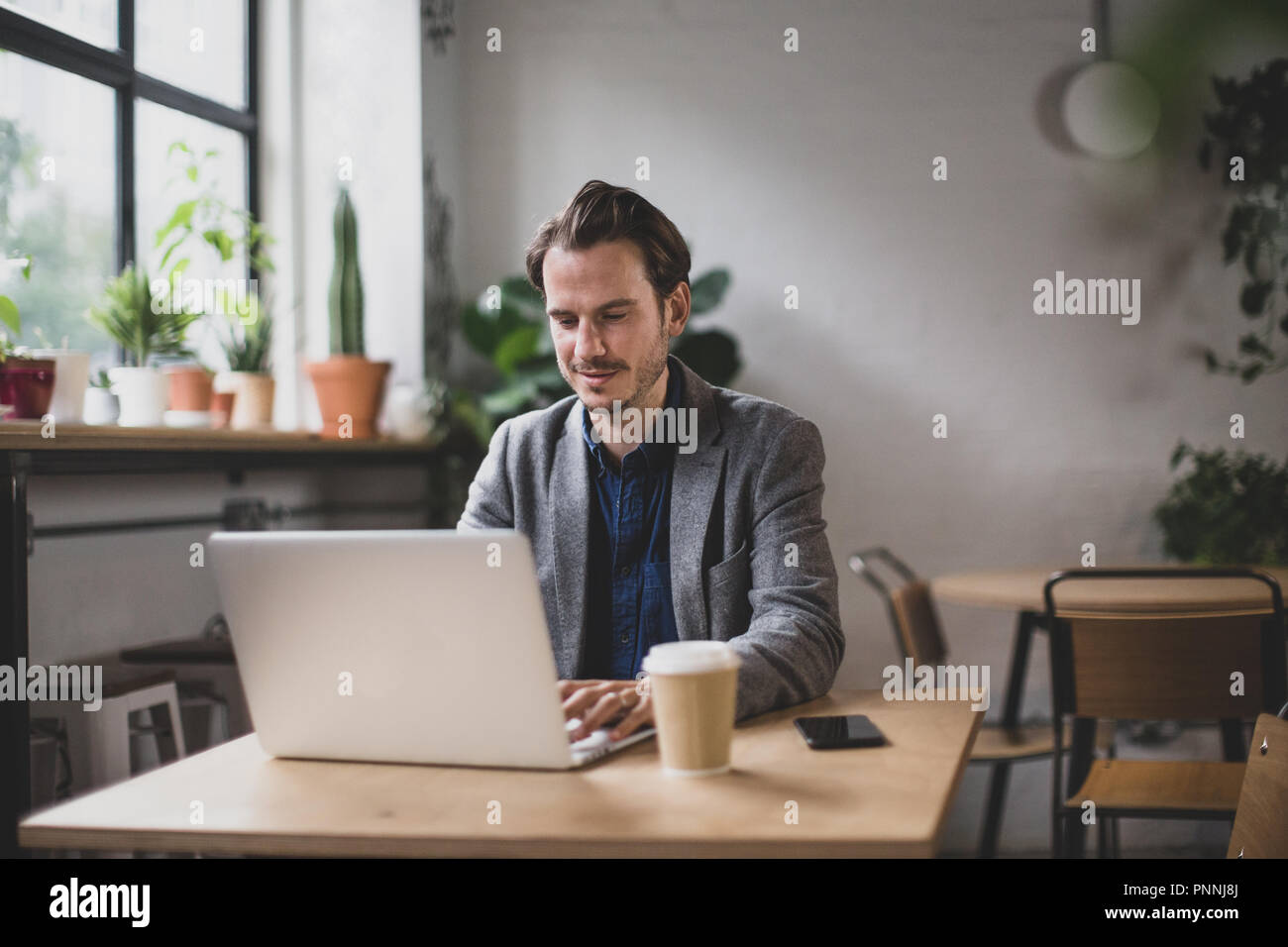Imprenditore freelance che lavorano in un caffè Foto Stock