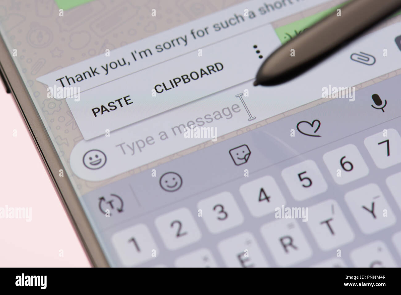 New york, Stati Uniti d'America - 21 settembre 2018: Texting in whatsapp messanger sullo smartphone lo sfondo della schermata Vista ravvicinata Foto Stock