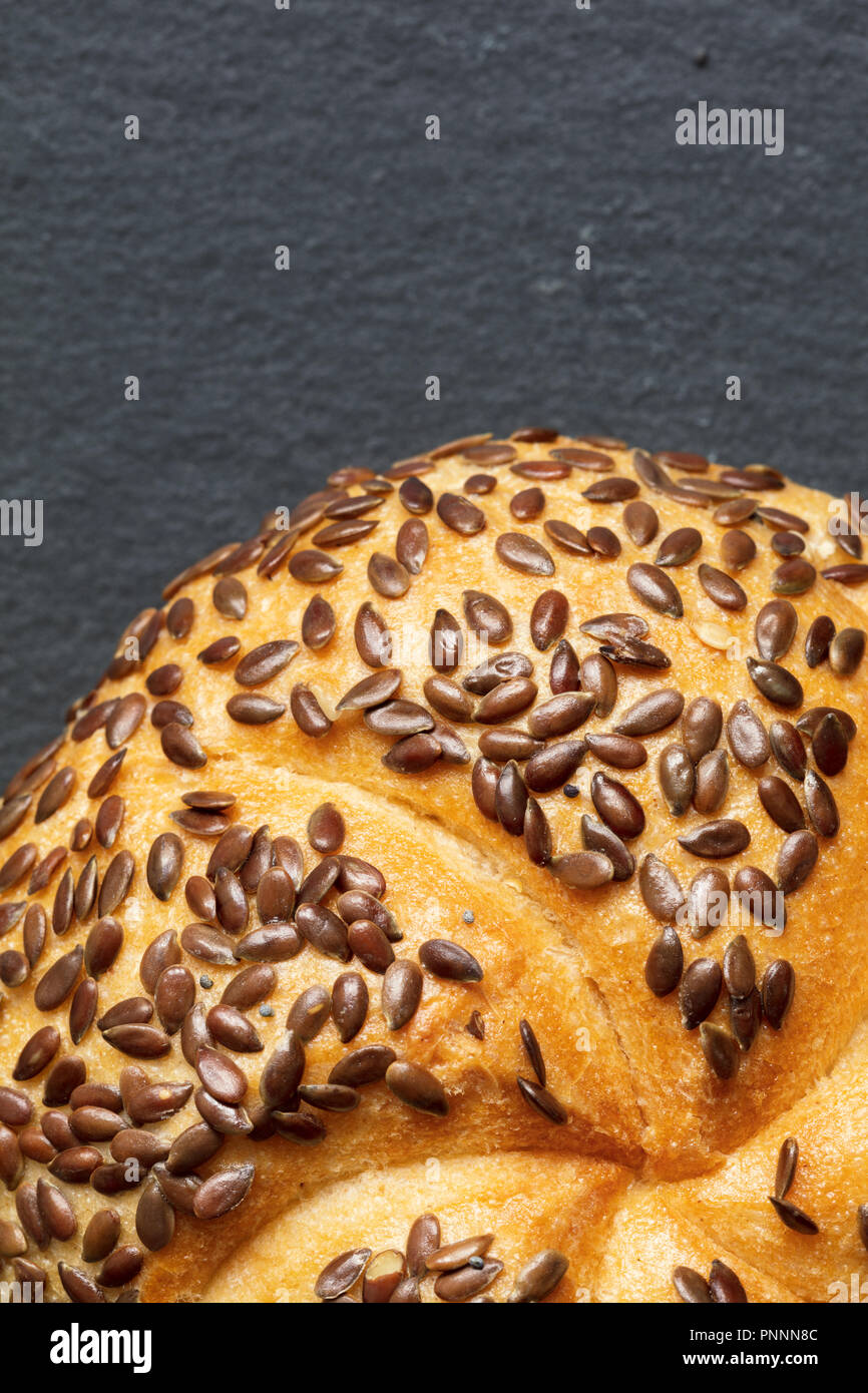 Turno unico pane scuro con i semi di sesamo, con copia spazio, vista dall'alto, vicino, composizione verticale Foto Stock