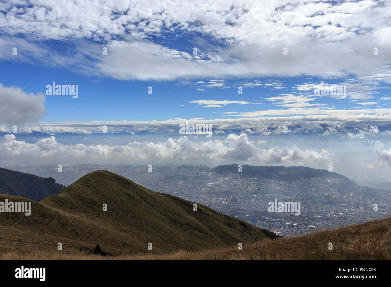 Vista da ruca pichincha su Quito, Ecuador Foto Stock