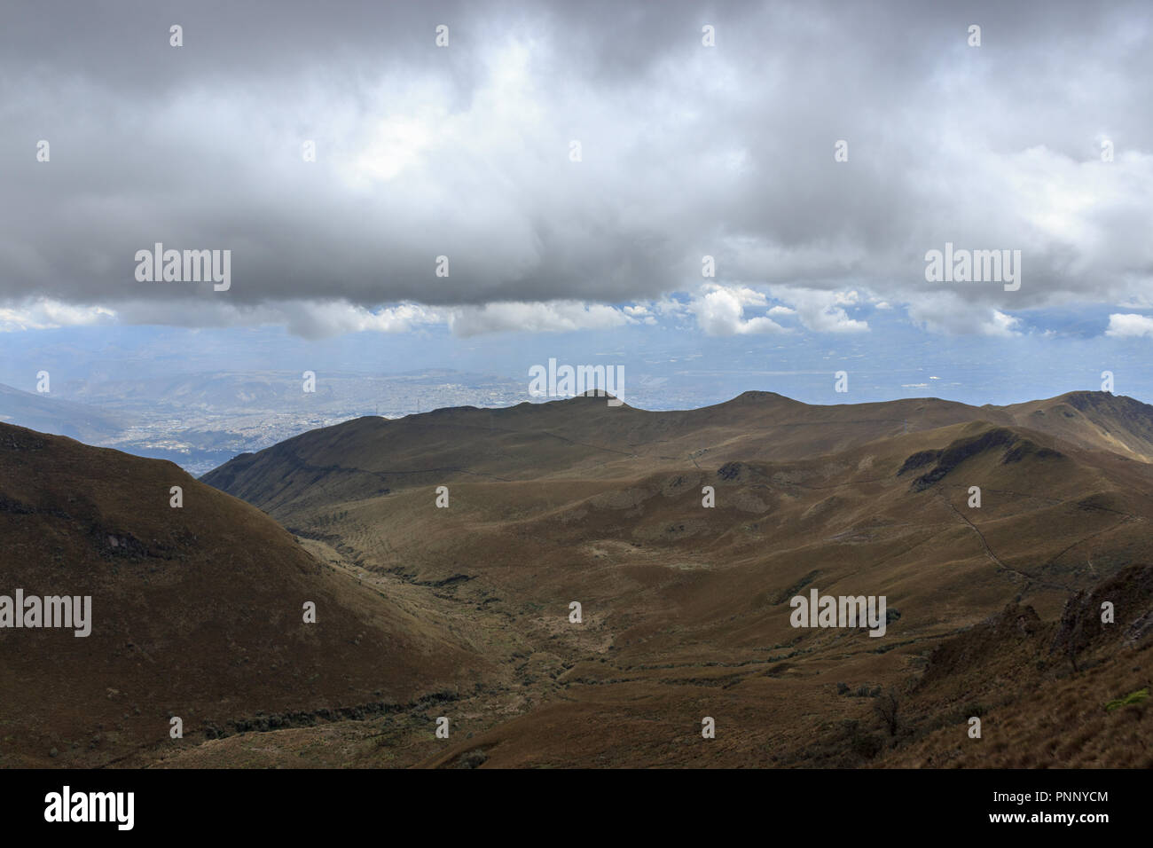 Vista da ruca pichincha su Quito, Ecuador Foto Stock