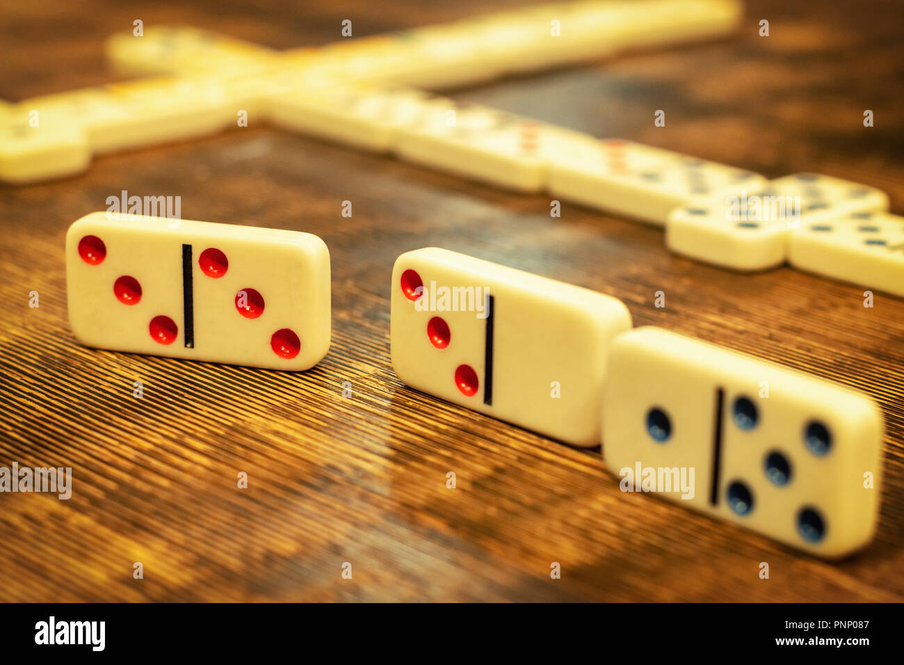 Tessere del domino su vintage tabella Dettaglio Foto Stock