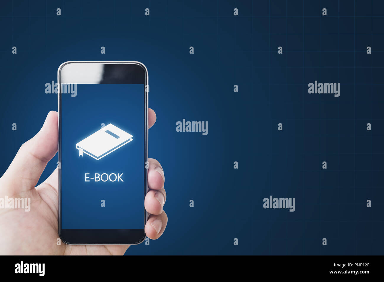 E-book su mobile smart phone, mano utilizzando l'e-book su dispositivo mobile. Formazione online, e-learning e e-book concept Foto Stock