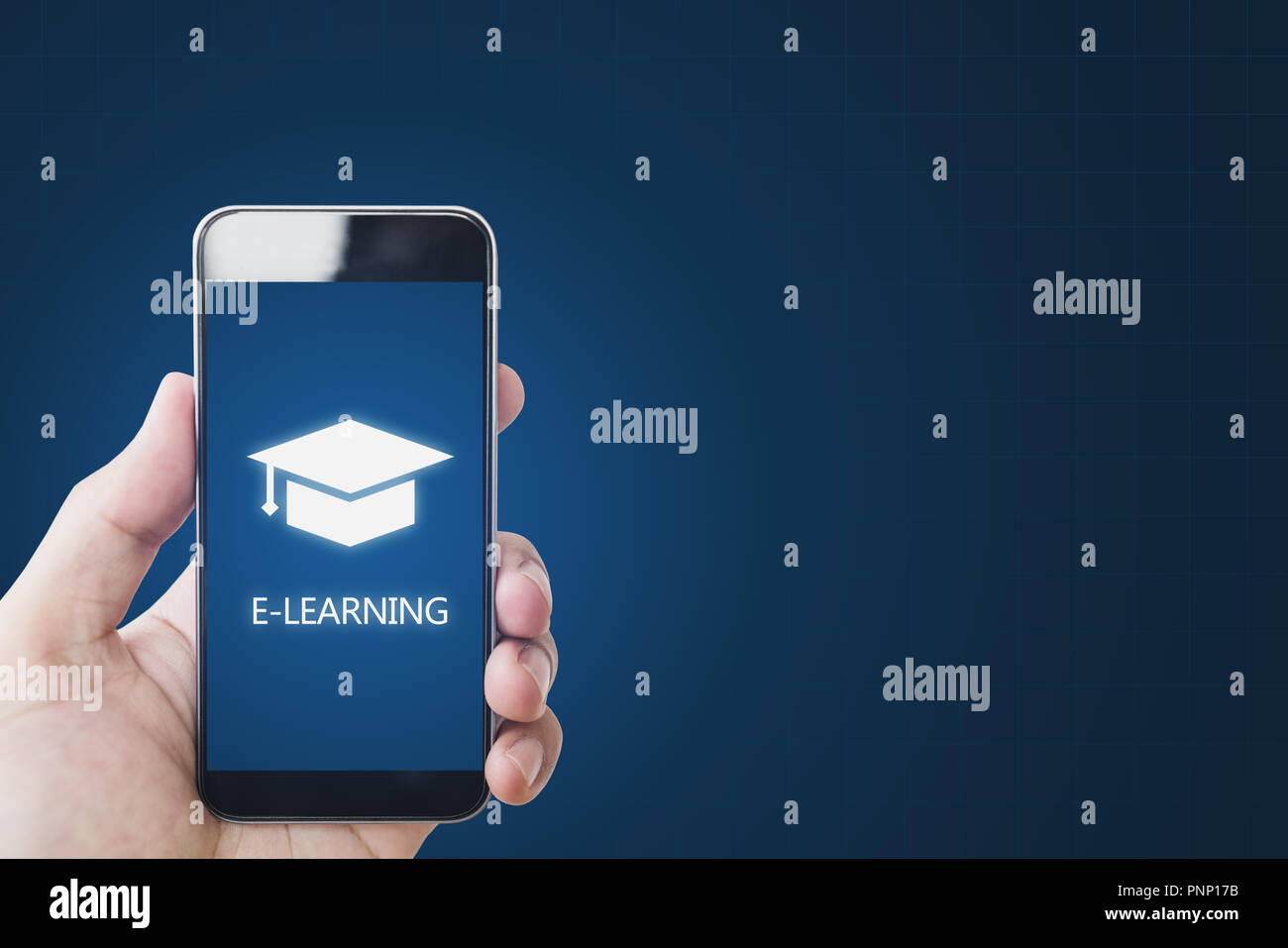 Formazione online, e-learning e e-book concetto. Mano utilizzando mobile smart phone per la formazione online Foto Stock