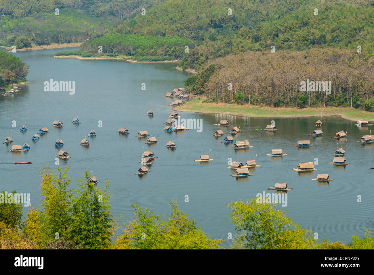 Rafting e di mangiare al ristorante Huai Krathing serbatoio di Loei Provincia Foto Stock
