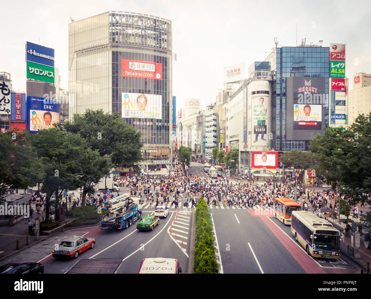 La trafficata Shibuya scramble crossing (Shibuya Crossing), la fama di  essere il più trafficato crosswalk nel mondo. Shibuya, Tokyo, Giappone Foto  stock - Alamy