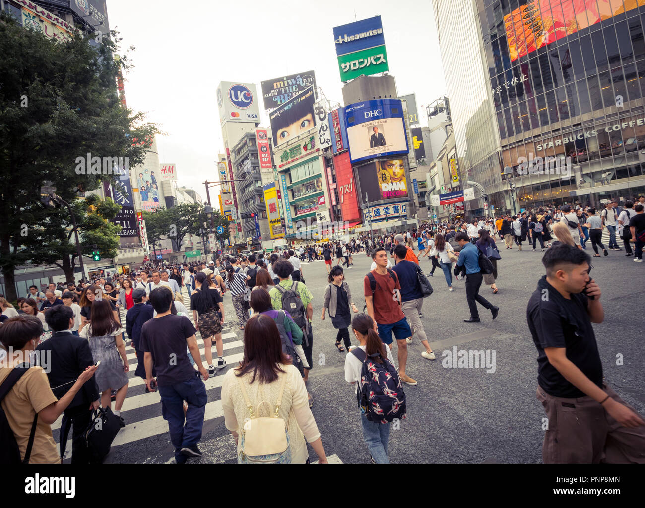 La trafficata Shibuya scramble crossing (Shibuya Crossing), la fama di essere il più trafficato crosswalk nel mondo. Shibuya, Tokyo, Giappone. Foto Stock