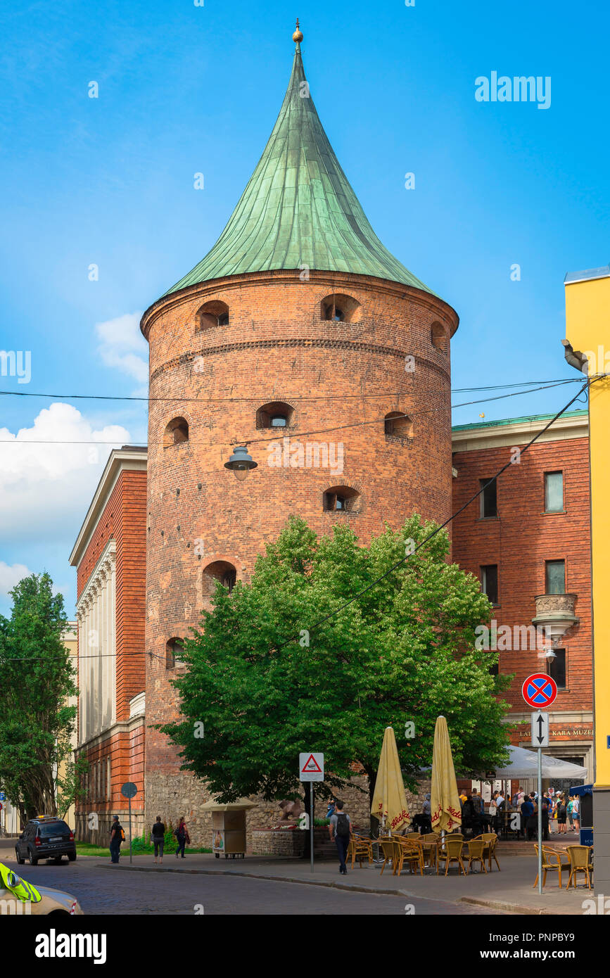 Torre della Polvere di Riga, vista del XIV secolo torre della polvere in Old Riga che ora funzioni come la Lettonia il museo della guerra, la Lettonia. Foto Stock