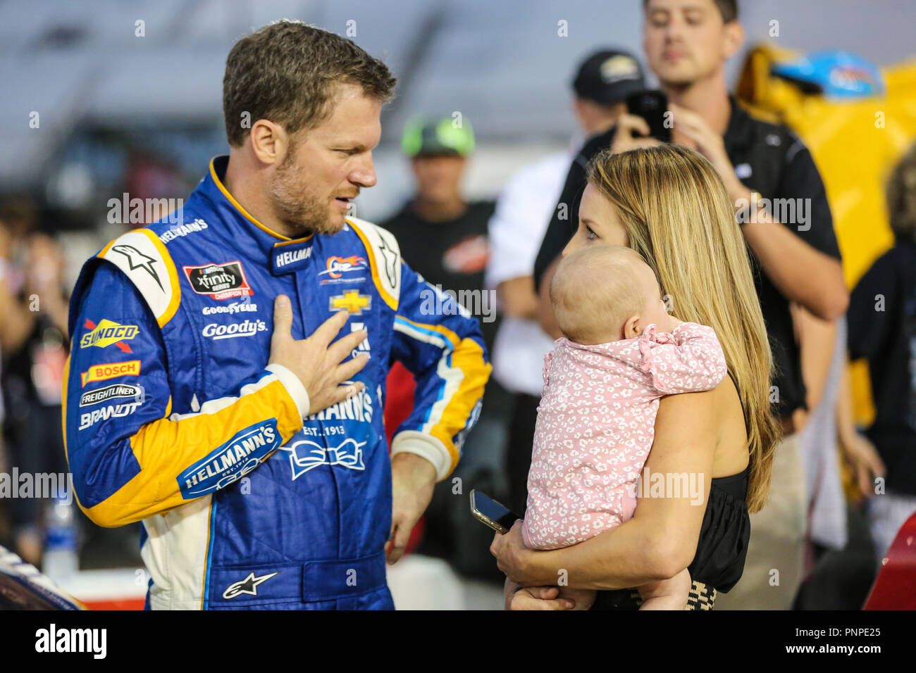 Richmond, VA, Stati Uniti d'America. Xxi Sep, 2018. Xfinity NASCAR driver della serie Dale Earnhardt Jr (88) è unita con la sua famiglia prima della partenza del GoBowling 250 di Richmond, VA. Jonathan Huff/CSM/Alamy Live News Foto Stock