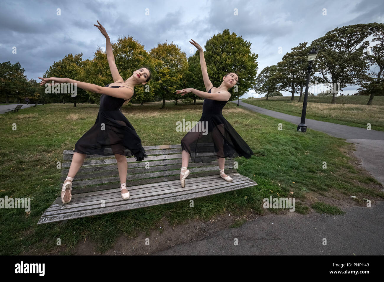 Londra, Regno Unito. 22 Settembre, 2018. Danzatori provenienti da un semaforo della Compagnia di Balletto eseguire su Primrose Hill l'ultimo giorno di estate prima dell'equinozio autunnale. (L-R) Rebecca Olarescu e Natsuki Uemura. Credito: Guy Corbishley/Alamy Live News Foto Stock