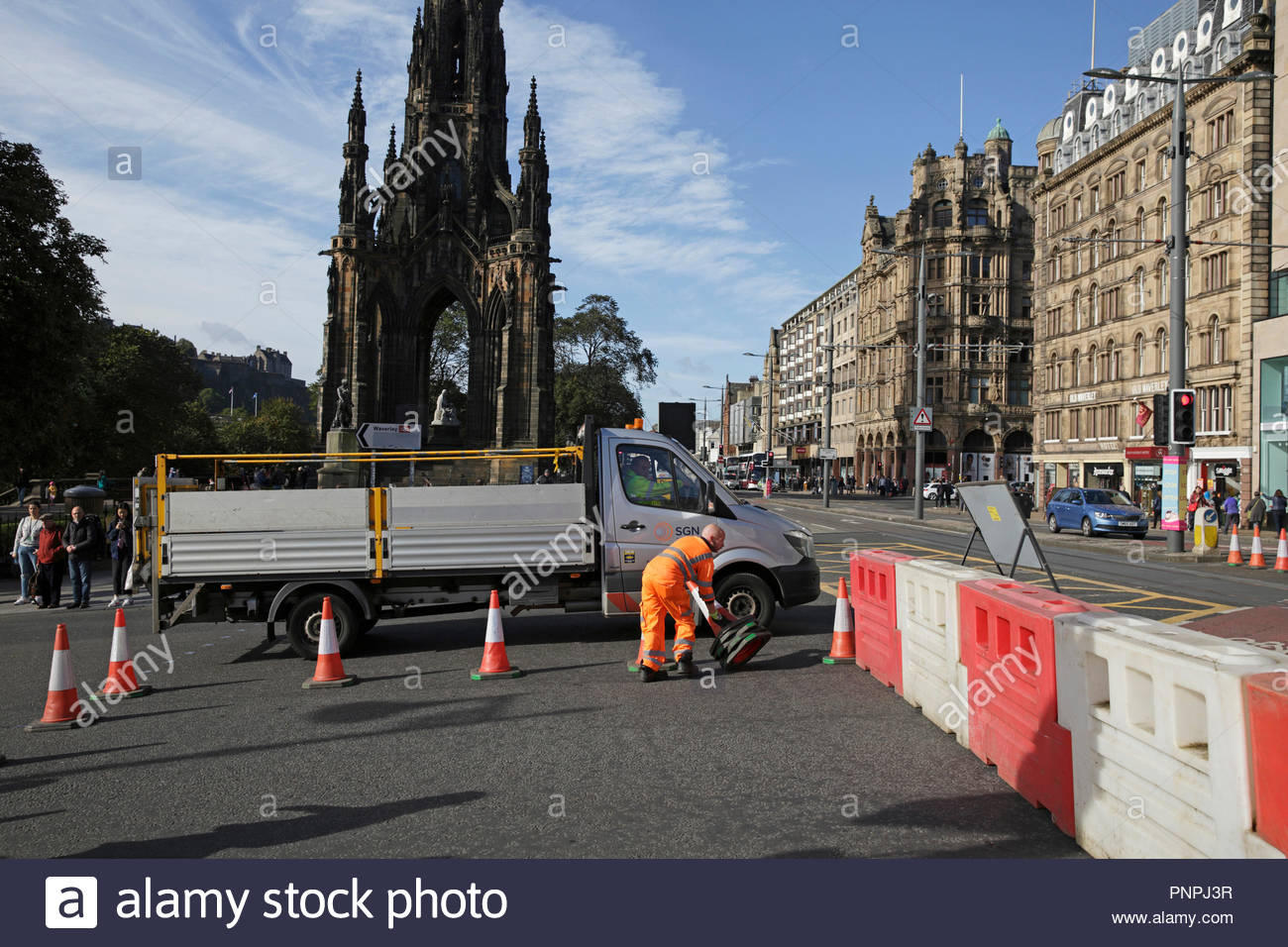 Edinburgh, Regno Unito. 22 Settembre, 2018. Centro città a Waverley Bridge e Cockburn Street; a tre vie di semafori provvisori sistema andrà in scena da domani mattina a causa di rete gas Lavori di scavo. Le luci saranno controllati manualmente da 7am-7pm. Waverley Bridge sarà chiusa al traffico in direzione sud da Princes Street. Sep 22 a 9:30am a Ott 7 a 4pm. Credito: Craig Brown/Alamy Live News. Foto Stock