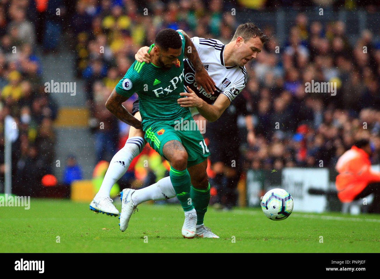 Londra, Regno Unito. Il 22 settembre 2018. Andre grigio di Watford (L) tiene fuori Kevin McDonald di Fulham (R). Premier League, Fulham v Watford a Craven Cottage di Londra sabato 22 settembre 2018. Questa immagine può essere utilizzata solo per scopi editoriali. Solo uso editoriale, è richiesta una licenza per uso commerciale. Nessun uso in scommesse, giochi o un singolo giocatore/club/league pubblicazioni. pic da Steffan Bowen/Andrew Orchard fotografia sportiva/Alamy Live news Foto Stock