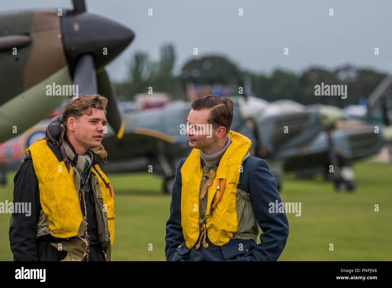 Duxford, UK. 22 settembre 2018. Re-enactors nella II Guerra Mondiale di uniformi sulla linea di volo con Spitfires e uragani - Il Duxford Battle of Britain Air Show è un finale per il centenario della Royal Air Force (RAF) con una celebrazione di cento anni di storia di RAF e una visione del proprio futuro innovative funzionalità. Credito: Guy Bell/Alamy Live News Foto Stock