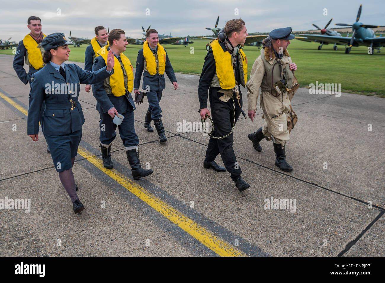 Duxford, UK. 22 settembre 2018. Re-enactors nella II Guerra Mondiale di uniformi sulla linea di volo con Spitfires e uragani - Il Duxford Battle of Britain Air Show è un finale per il centenario della Royal Air Force (RAF) con una celebrazione di cento anni di storia di RAF e una visione del proprio futuro innovative funzionalità. Credito: Guy Bell/Alamy Live News Foto Stock