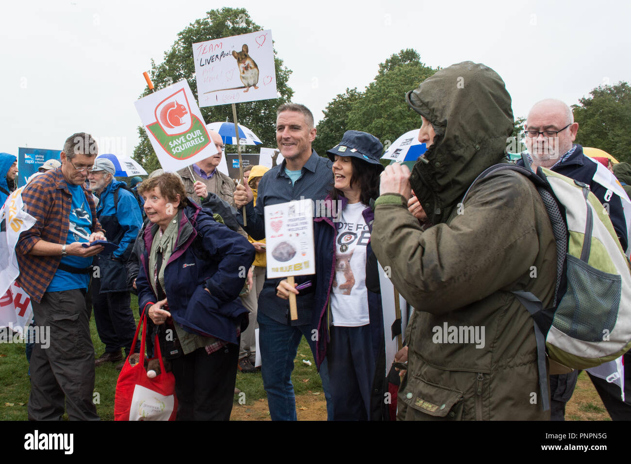 Hyde Park London, Regno Unito. 22 settembre 2018. Migliaia di persone che si preoccupano della fauna selvatica hanno partecipato alla People's Walk for Wildlife organizzata dal naturalista e emittente Chris Packham. La marcia per dimostrare il sostegno alla natura è iniziata ad Hyde Park, e passata attraverso Picadilly, St. James, Pall Mall, Cockspur St, e Whitehall, finendo a Richmond Terrace. Una bozza di 'UN Manifesto del popolo per la fauna selvatica', che è stato pubblicato questa settimana e contiene 200 idee per proteggere la fauna selvatica, sarà presentata a Downing Street. Presentatore Iolo Williams con alcuni dei marchers. Foto Stock