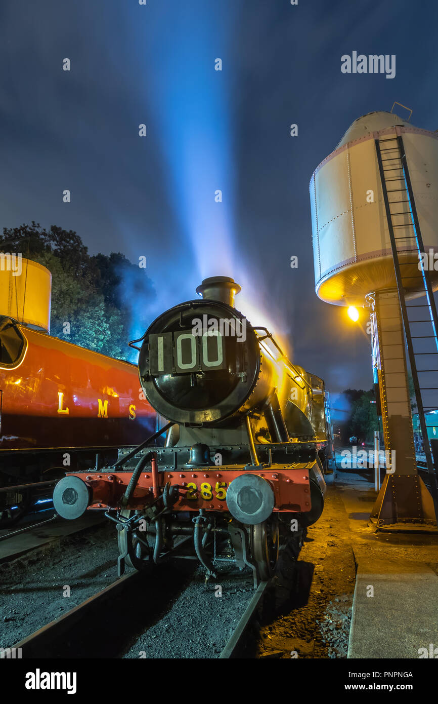 Una miscela di moonlight, proiettore a LED e alogene produce un surreale e vivida immagine della locomotiva a vapore 2857 a riposo a Bewdley. 2857 La più antica GWR superstite 2800 Classe merci pesanti loco riceve attenzione durante la prima di due serate di attraverso la notte in esecuzione sul Severn Valley Railway Line di conservazione. Il solo Regno Unito linea di conservazione a funzione non stop in funzione delle locomotive a vapore per tre giorni e due notti come parte della sua annuale autunno Gala offre ai passeggeri in generale e ai visitatori la possibilità di sperimentare un'epoca passata di vapore dopo il tramonto. Foto Stock