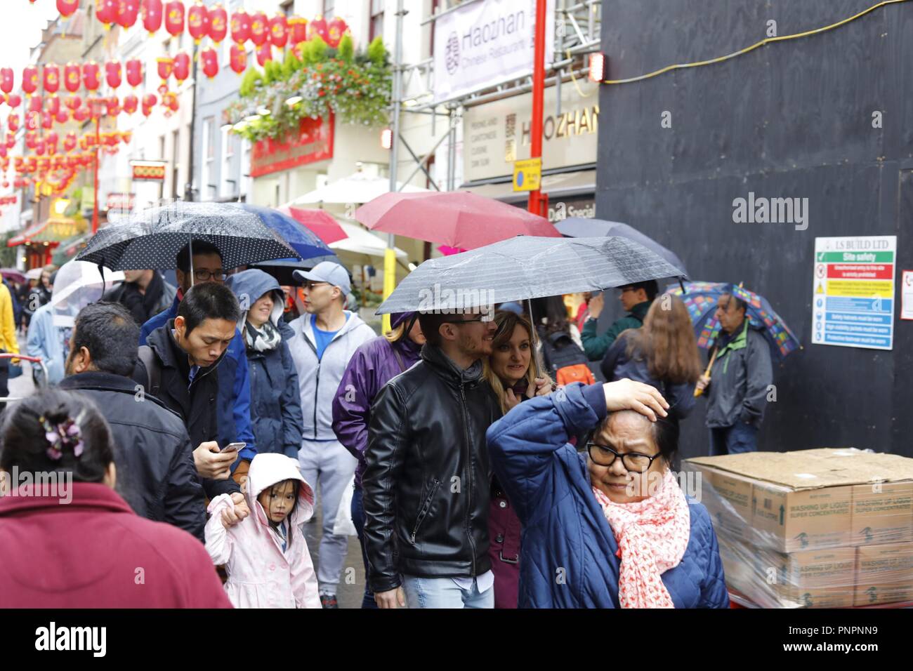 Londra, UK.22 Sep 2018.uk meteo. Le persone prendono rifugio come la pioggia cade in centro a Londra oggi. Credit:Ed Brown/Alamy live news Foto Stock