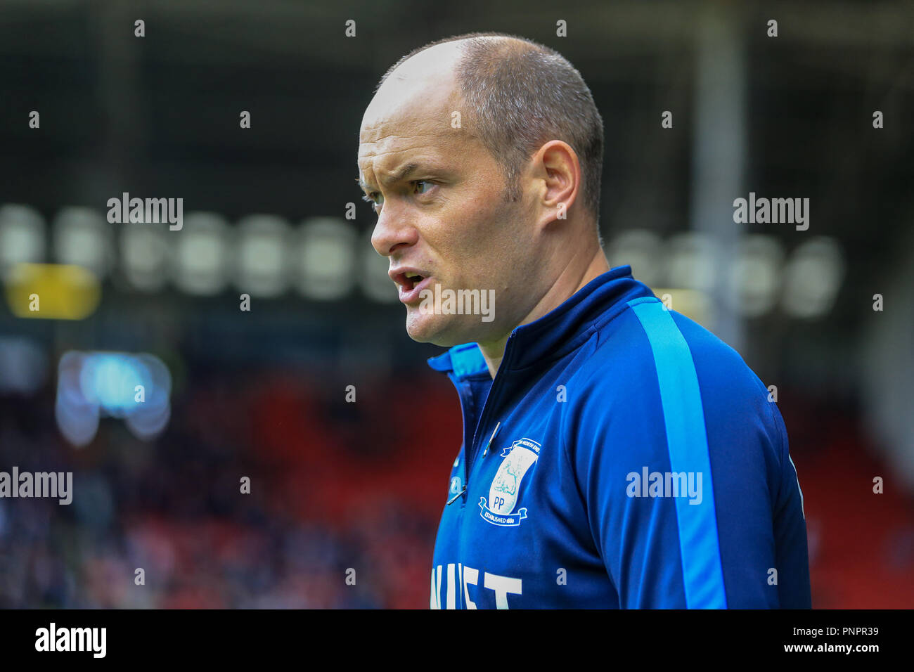 Il 22 settembre 2018, Bramall Lane, Sheffield, Inghilterra; Sky Campionato Bet Sheffield Regno v Preston North End ; Alex Neil manager di Preston Credito: Mark Cosgrove/News immagini solo uso editoriale nessun uso non autorizzato di audio, video, dati, calendari, club/campionato loghi o 'live' servizi. Online in corrispondenza uso limitato a 45 immagini, nessun video emulazione. Nessun uso in scommesse, giochi o un singolo giocatore/club/league pubblicazioni e tutti English Football League immagini sono soggette a licenza DataCo Foto Stock